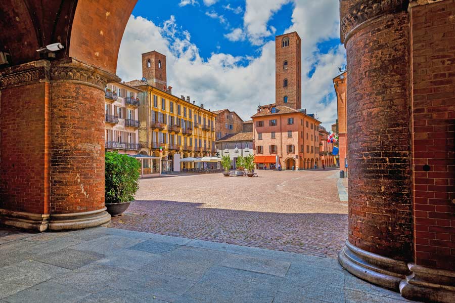 Alba_Piazza-Duomo_Langhe_Piemonte_AdobeStock_425783448