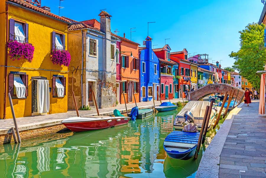 Burano_case-colorate_Veneto_AdobeStock_239957999