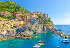 Manarola_Cinque-Terre_Liguria_AdobeStock_249143723_900x500