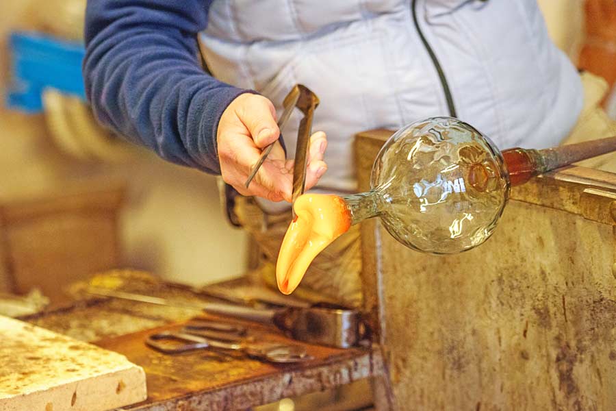 Murano_lavorazione-vetro_Veneto_AdobeStock_251378059
