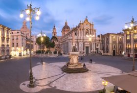 Piazza-Duomo_Catania_Sicilia_AdobeStock_255175322_900x500
