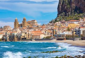 Cefalù_Sicilia_AdobeStock_263632183_900x500