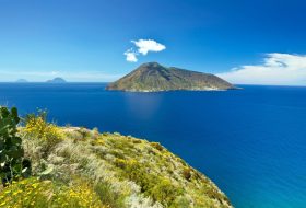 Salina_vista-da-Lipari_Canva_900x500