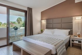 letto-matrimoniale-camera-family-gold-relax-desk